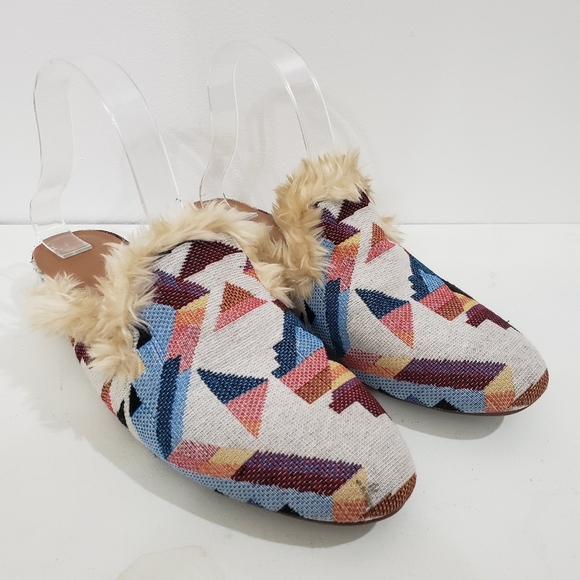 Universal Thread Slide On Aztec Print Faux Fur Mules Sz 8.5 - Picture 1 of 8